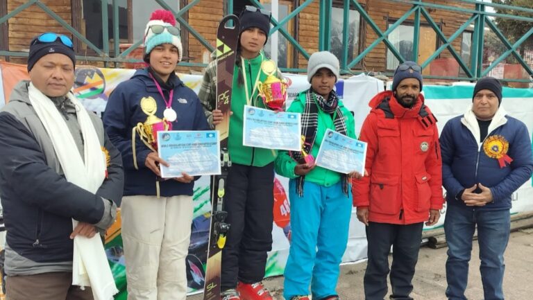 जोशीमठ : औली स्कीइंग में स्नो क्वीन महक और प्रियांशु ने जीता गोल्ड मेडल