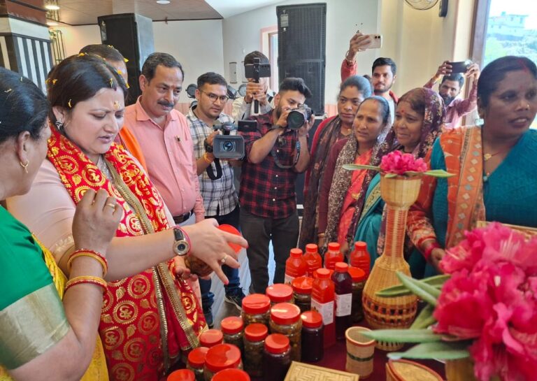ऊखीमठ : गीता धामी का ऊखीमठ पहुंचने पर हुआ पुष्प वर्षा से जोरदार स्वागत, ओंकारेश्वर मंदिर के किए दर्शन