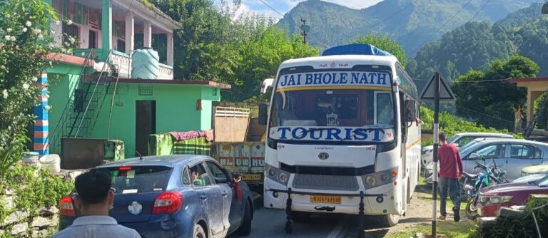 चमोली : नंदप्रयाग चमोली बदरीनाथ हाईवे आज से 14 अप्रैल तक हल्के वाहनों के लिए रहेगा बंद, सैकोट कोठियालसैंण से होगी आवाजाही