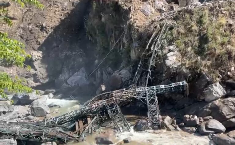 गोविन्दघाट : हेमकुंड साहिब और फूलों की घाटी को जोड़ने वाला पुल चट्टान टूटने से हुआ धराशाई