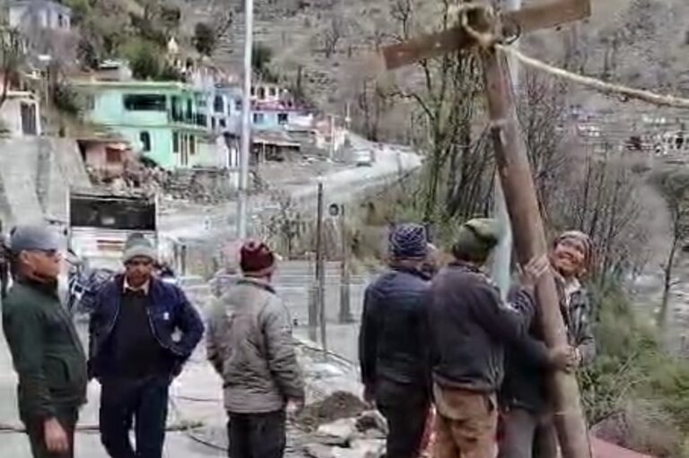 जोशीमठ : विद्युत पोल क्षतिग्रस्त होने से एक सप्ताह से अंधेरे में विनायक चट्टी के ग्रामीण, आक्रोश