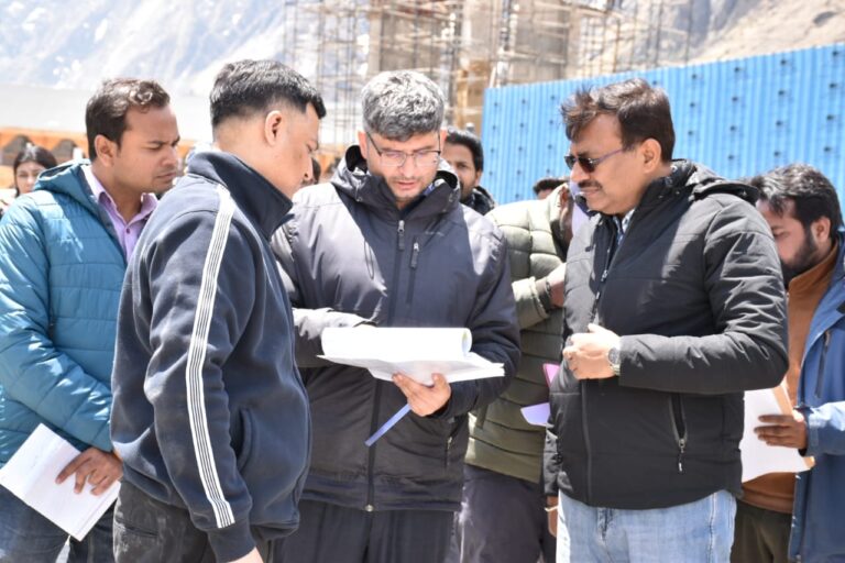 चमोली : मुख्य सचिव ने बदरीनाथ मास्टर प्लान कार्यों का किया निरीक्षण, यात्रा व्यवस्था सुव्यवस्थित करने के दिए निर्देश