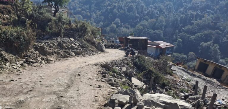 ऊखीमठ :  कुण्ड – चोपता – गोपेश्वर राष्ट्रीय राजमार्ग ताला तोक में कछुआ गति से निर्माण कार्य होने से लोगों में आक्रोश
