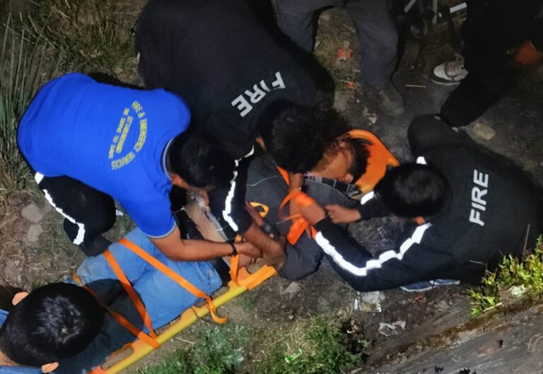 जोशीमठ : बैलों की लड़ाई में धक्का लगने से व्यक्ति खाई में गिरा, सफल रेस्क्यू