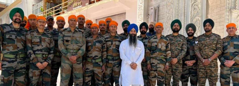 जोशीमठ : हेमकुंड साहिब यात्रा पथ से बर्फ हटाने के लिए गोविन्दघाट पहुंची सेना का दल