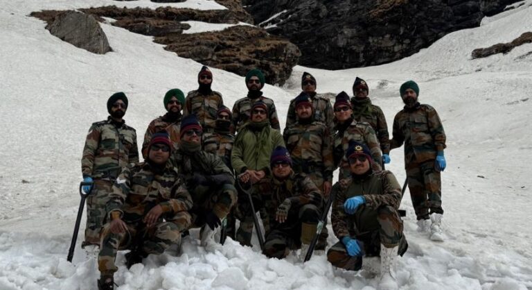 जोशीमठ : हेमकुंड साहिब यात्रा पथ खोलने में युद्धस्तर पर जुटी सेना