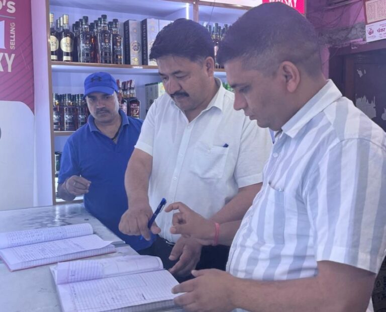 ऊखीमठ : काकड़ागाड़ में शराब की दुकान पर अपर जिलाधिकारी का छापा,  कार्रवाई के निर्देश