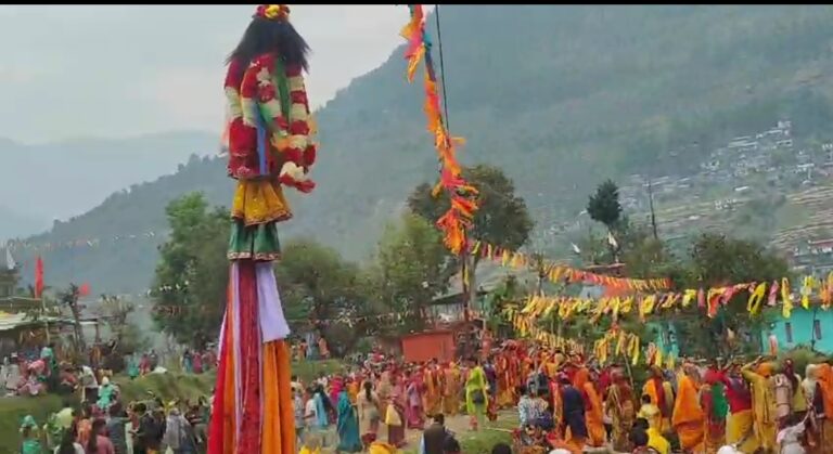 गोपेश्वर : मां चंडिका देवरा में गरूड़ छाड़ उत्सव में उमड़ा भक्तों की भीड़