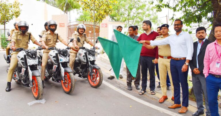 गोपेश्वर : चारधाम यात्रा सफल संचालन के लिए जिलाधिकारी ने छह बाईकों को हरी झंडी दिखाकर किया रवाना