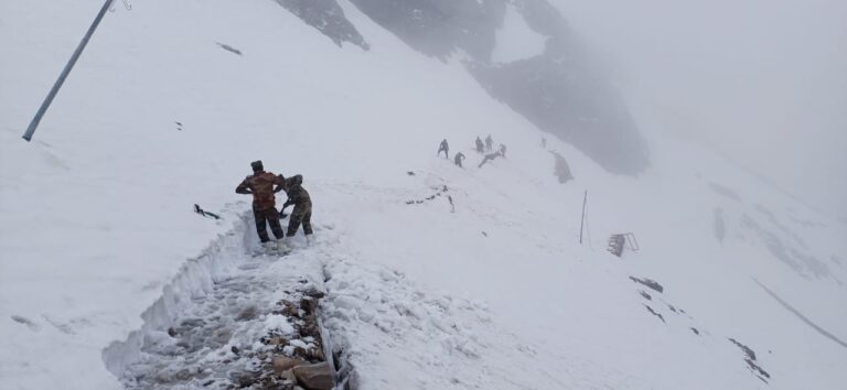 हेमकुंड साहिब : खराब मौसम पर गुरु कृपा भारी, बर्फबारी के बीच अटला कोटी से हेमकुंड तक पौढ़ी मार्ग सुचारू 