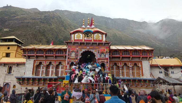 बदरीनाथ : बारिश के फुहारों के बीच आज साढ़े दस हजार श्रद्धालुओं ने किए बदरी विशाल के दर्शन