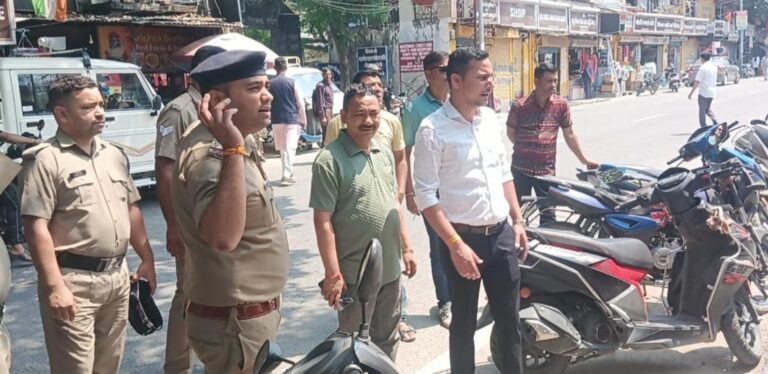गौचर : पुलिस ने दिखाई सख्ती, नगर में आड़े – तिरछे वाहनों का किया चालान