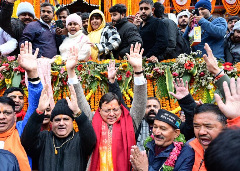 बदरीनाथ : सीएम धामी ने बदरीनाथ के कपाट खुलने पर पीएम के नाम से पहली महाभिषेक पूजा कर देश व प्रदेश की सुख समृद्धि की कामना की