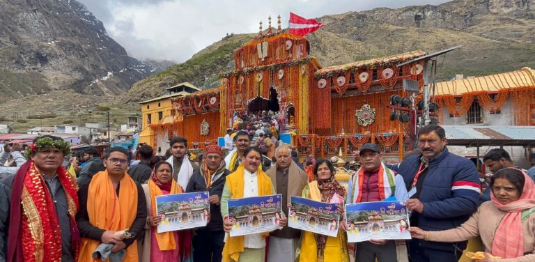 बदरीनाथ : बदरीनाथ आरती का रावल ने किया विमोचन