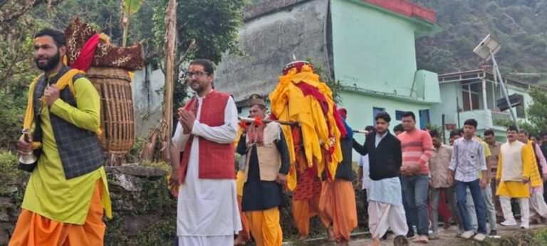 ऊखीमठ : द्वितीय केदार भगवान मद्महेश्वर की उत्सव डोली ओंकारेश्वर मन्दिर से कैलाश को रवाना