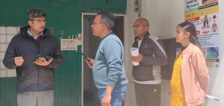 चमोली : जिलाधिकारी ने स्वास्थ्य विभाग के अधिकारियों को स्क्रीनिंग बढ़ाने के दिए निर्देश 