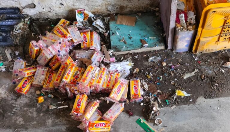 गौचर : सीजन की पहली बारिश ने ही खोली एनएचआईडीसीएल की पोल, बाजार में नालि निर्माण न होने से दुकानों में घुसा पानी, नुकसान