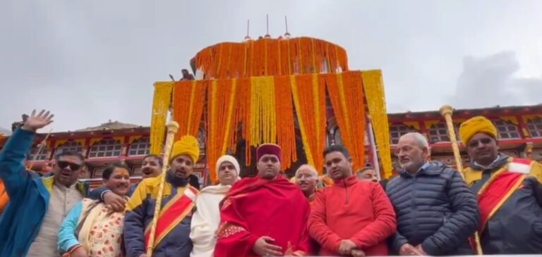 बदरीनाथ : बदरीनाथ धाम को 40 क्विंटल फूलों से सजाया गया, कल सुबह खुलेंगे कपाट