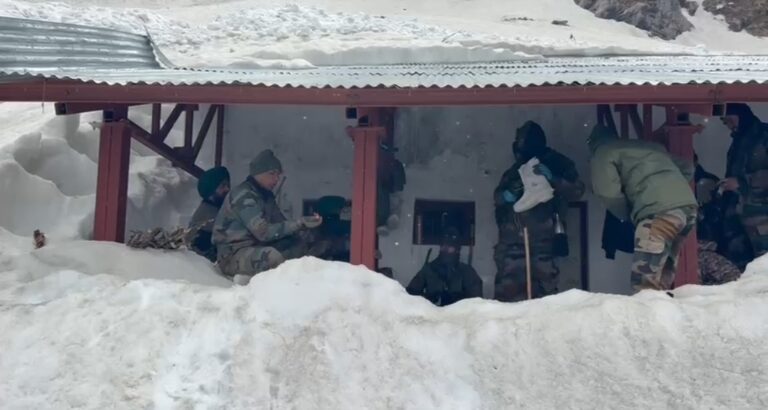 गोविंदघाट : हेमकुंड साहिब यात्रा पथ पर सेना द्वारा युद्धस्तर पर बर्फ हटाने का कार्य जारी