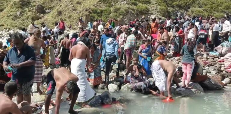 बदरीनाथ : माणा गांव में पुष्कर कुंभ का आगाज, श्रद्धालुओं ने लगाई आस्था की डुबकी