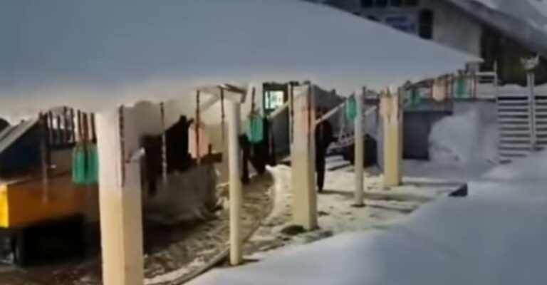 गोविंदघाट : हेमकुंड साहिब में हुई बर्फबारी, आज 2200 श्रद्धालुओं ने किए दर्शन