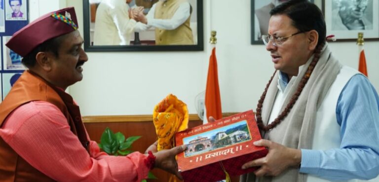 देहरादून :  सीएम धामी एवं महेंद्र भट्ट से मिले ऋषि प्रसाद सती, बदरीनाथ का प्रसाद किया भेंट