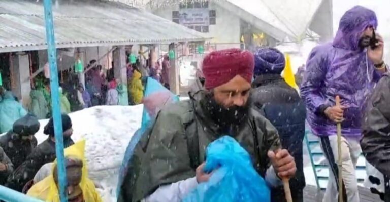हेमकुंड : श्री हेमकुंड साहिब में सीजन की तीसरी बर्फबारी, 3500 श्रद्धालु इस अद्भुत नजारे देख हुए निहाल 