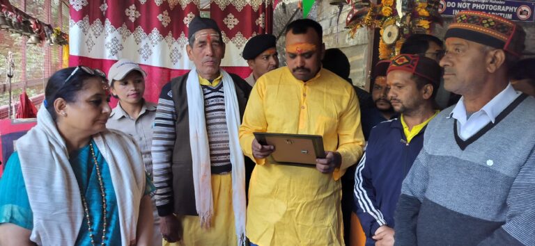 उर्गमघाटी : विधानसभा अध्यक्ष ऋतु खंडूड़ी ने किए कल्पेश्वर महादेव के दर्शन