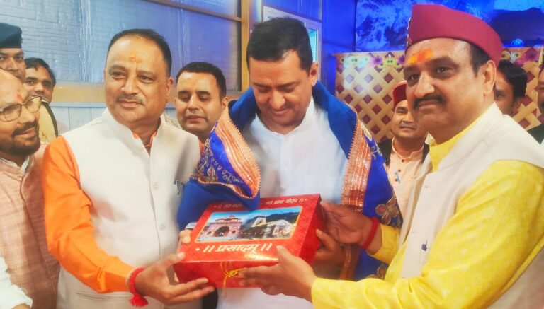 चमोली : बीकेटीसी उपाध्यक्ष ऋषि प्रसाद सती सांसद अनिल बलूनी से मिले, बदरीनाथ का प्रसाद किया भेंट