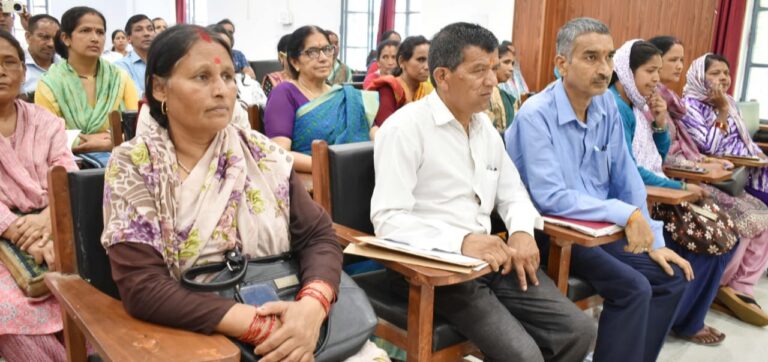 चमोली : निर्वाचन टीम ने बीएलओ व बीएलओ सुपरवाइजरों को दिया प्रशिक्षण