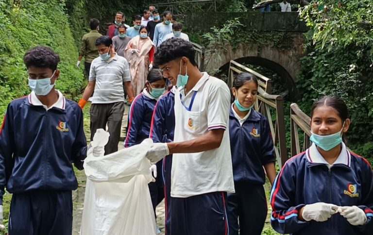 ऊखीमठ : ओंकारेश्वर मन्दिर सहित अन्य सार्वजनिक स्थानों पर चलाया स्वच्छता अभियान