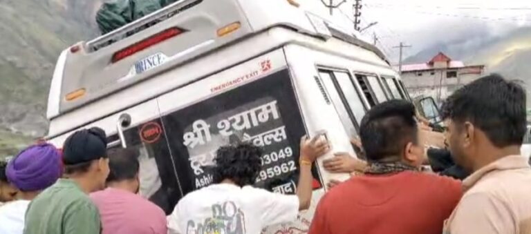 बदरीनाथ : यात्री टैंपों ट्रेवल्स दुर्घटनाग्रस्त होने से बाल-बाल बचा!