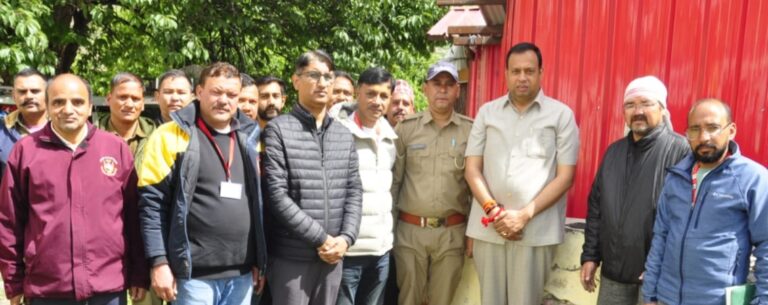 बदरीनाथ : बीकेटीसी अध्यक्ष हेमंत द्विवेदी ने एक पेड़ मां के नाम का किया रोपण