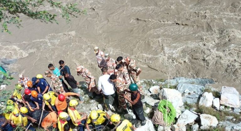 रूद्रप्रयाग : बदरीनाथ हाईवे घोलतीर में यात्री बस अलकनंदा में समाई, 2 लोगों की मौत, आठ घायल, 10 मिसिंग
