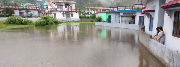 गौचर : भारी बारिश होने से घरों और दुकानों में घुसा पानी