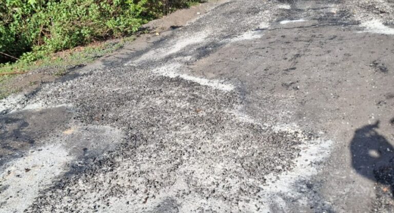 ऊखीमठ : उखड़ने लगा करोड़ों का डामर, सड़क बनी जानलेवा, आंदोलन की चेतावनी