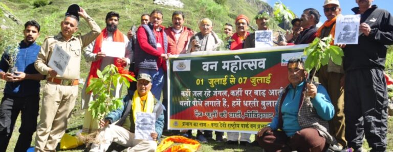 बदरीनाथ : एक पेड़ मां के नाम अभियान के तहत बदरीनाथ धाम में किया वृक्षारोपण