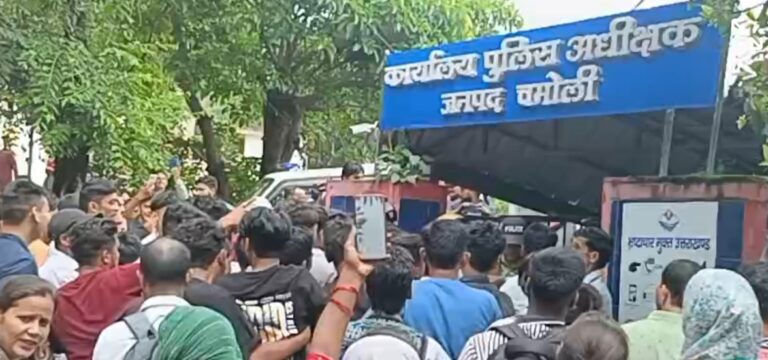 गोपेश्वर : मनोज के हत्यारों की गिरफ्तारी की मांग को लेकर विशाल जन-आंदोलन