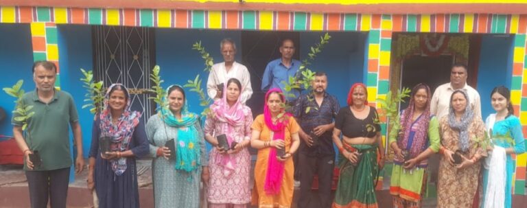 चमोली : लोकपर्व हरेला पर लंगासू में फलदार पौधों का रोपण