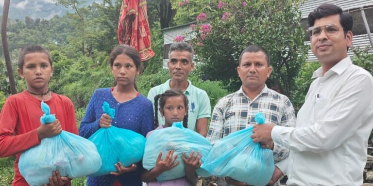 गोपेश्वर : खैनुरी गांव की लवली व आरुषि बहिनों को प्रशासन ने मदद को बढाया हाथ