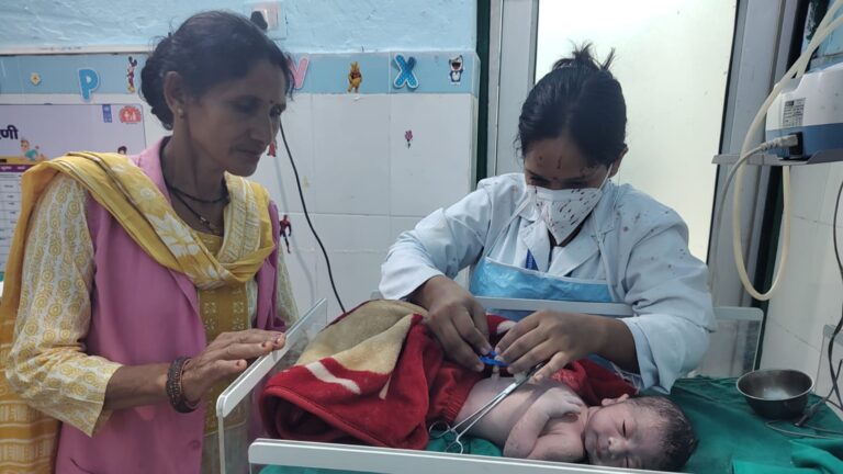 गोपेश्वर : हाई रिस्क गर्भवती महिला का सुरक्षित संस्थागत प्रसव 