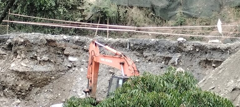 पीपलकोटी : बदरीनाथ हाईवे भू-धंसाव से गडोरा गदेरे के पास बनी जानलेवा, एनएच द्वारा कछुआ गति से कार्य