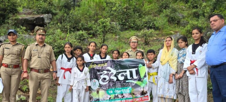 चमोली : हरेला महोत्सव पर छात्रों और वन विभाग ने किया पौधरोपण