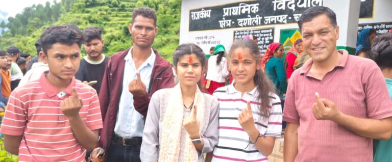 चमोली : पहली बार मतदान करने वाले युवाओं में दिखा उत्साह
