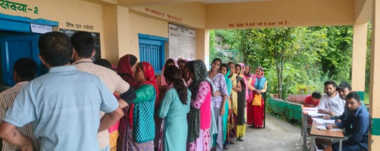 चमोली : किलोण्डी गांव में मतदान के लिए युवाओं एवं महिलाओं ने दिखाया उत्साह