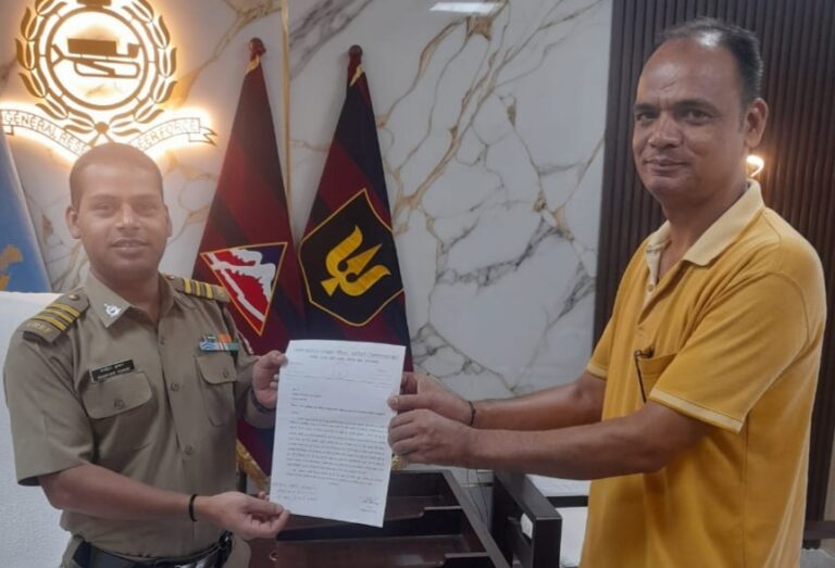 गौचर : व्यापार संघ अध्यक्ष ने जिलाधिकारी और कमान अधिकारी को सौंपा ज्ञापन