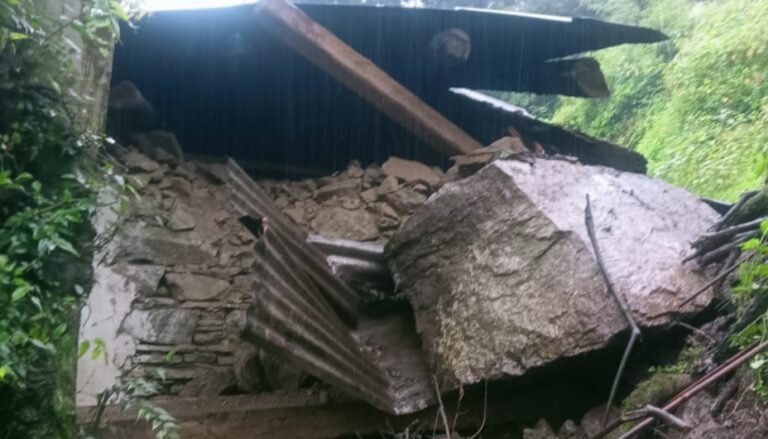 उर्गमघाटी : पीएमजीएसवाई की लापरवाही ने छीना आशीष एवं मनोज का आशियाना, बड़ी अनहोनी टली