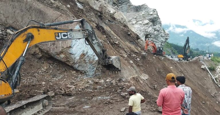 पीपलकोटी : बदरीनाथ राष्ट्रीय राजमार्ग भनेरपानी में अवरूद्ध, तीर्थयात्रियों को सुरक्षित स्थानों पर रोका गया!