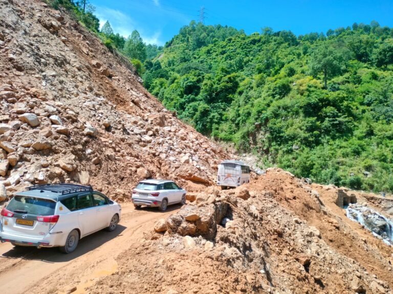 गौचर : बदरीनाथ हाईवे कमेडा में आज पांच घंटे रहा अवरुद्ध, नौनिहाल नहीं पहुंच पाए स्कूल