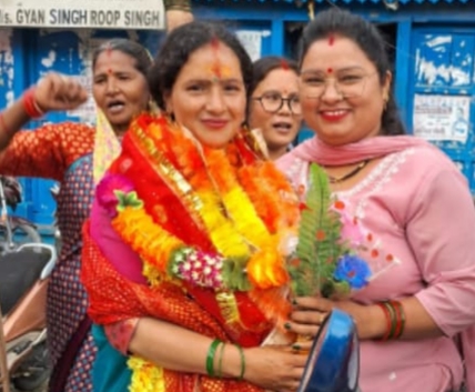 गौचर : जिला पंचायत जाख वार्ड से रेखा बिष्ट की विजयी होने पर रानी गढ़ पट्टी में खुशी का माहौल